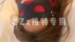 极品美女【十柒学姐】扶着桌子被炮友后入，黑丝美腿性感翘臀