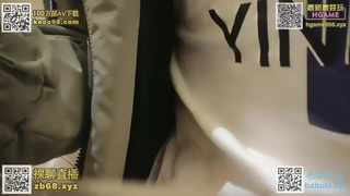 业余女孩在户外享受大自然和中出